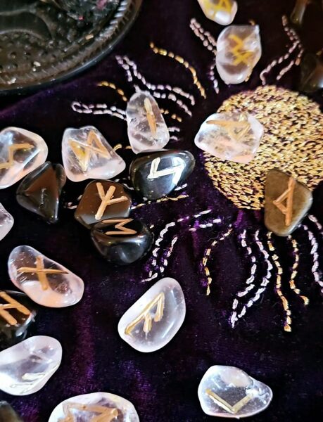 Kalnu kristāla un melnā obsidāna rūnas