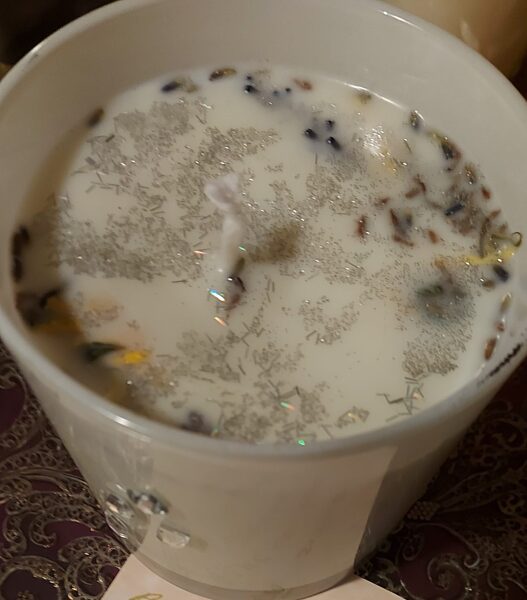 Rūnu svece mājas enerģijas attīrīšanai