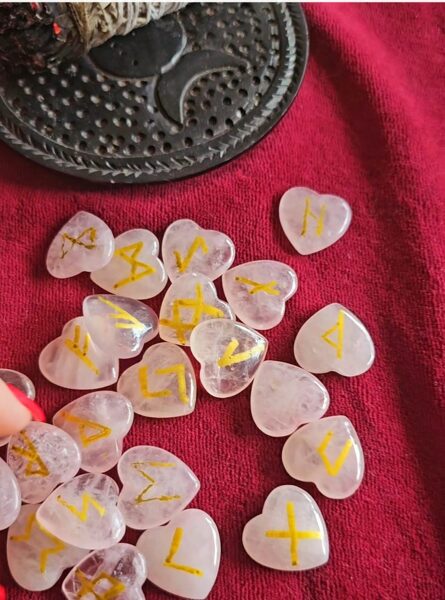 Rozā kvarca sirds formas rūnas