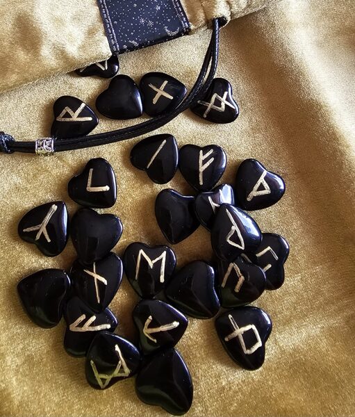 Melnā obsidāna rūnas